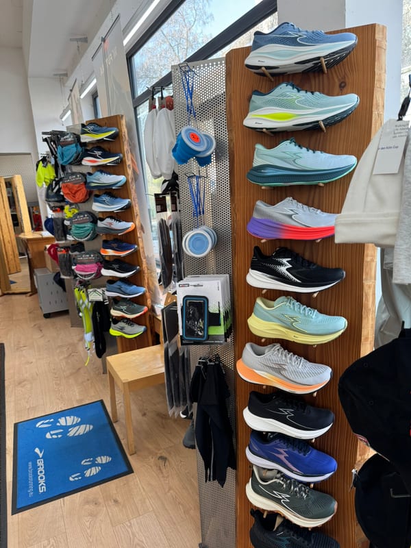 Laufschuh-Sortiment im Dauerlauf-Laden